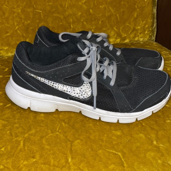 black nike tennis shoes